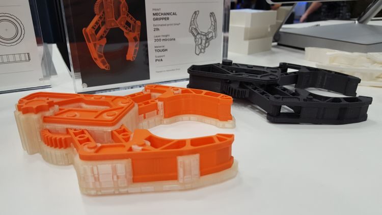 3D tisk funkčních prototypů v možností vyplavitelného (rozpustného) materiálu PVA prezentovala společnost Makerbot. Ta představila i novou 3D tiskárnu Method. Zda napraví pošramocenou reputaci této značky, se uvidí.