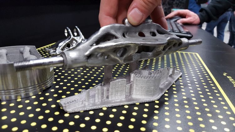 Pokrok ve vývoji 3D tisku kovů metodou FDM poukázala společnost Desktop Metal. Princip výroby spočívá ve vytlačování materiálu z polotovaru ve formě tuhé tyčinky, která je spojena keramickým pojivem. Po vyplavení v pračce dochází k vytvrzení v sintrovací peci.